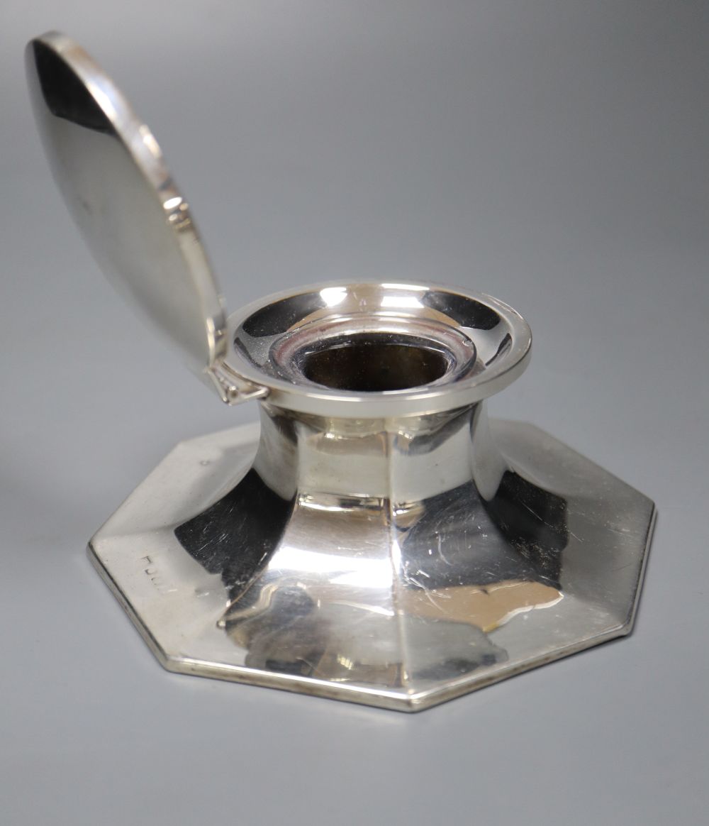 A late Victorian small silver hip flask, George Unite, Birmingham, 1900, 87mm and a silver mounted capstan inkwell, 13.5cm.